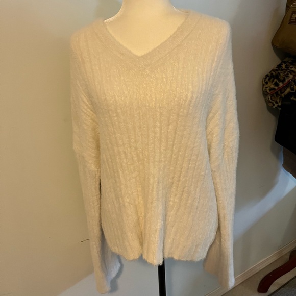 ARITZIA~BABATON~”ULLMAN” Fuzzy V-Neck Sweater - Picture 3 of 6